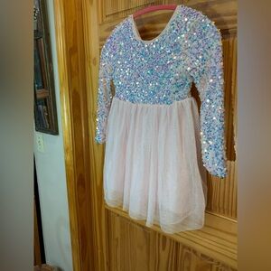 Little girl dress. Fancy and Fun!
Size M (7/8)